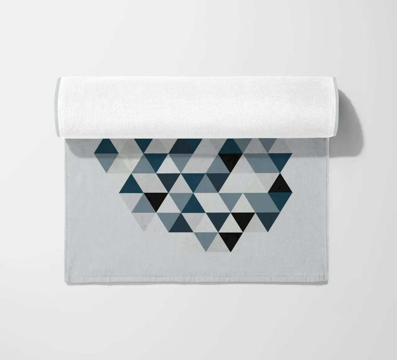 Ocean Mist Geometry - Sea Blue and Gray Triangle Pattern telo mare da Petra Lang - Design