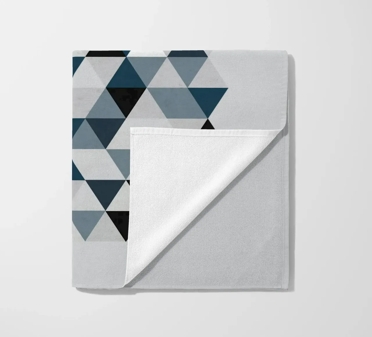 Ocean Mist Geometry - Sea Blue and Gray Triangle Pattern telo mare da Petra Lang - Design