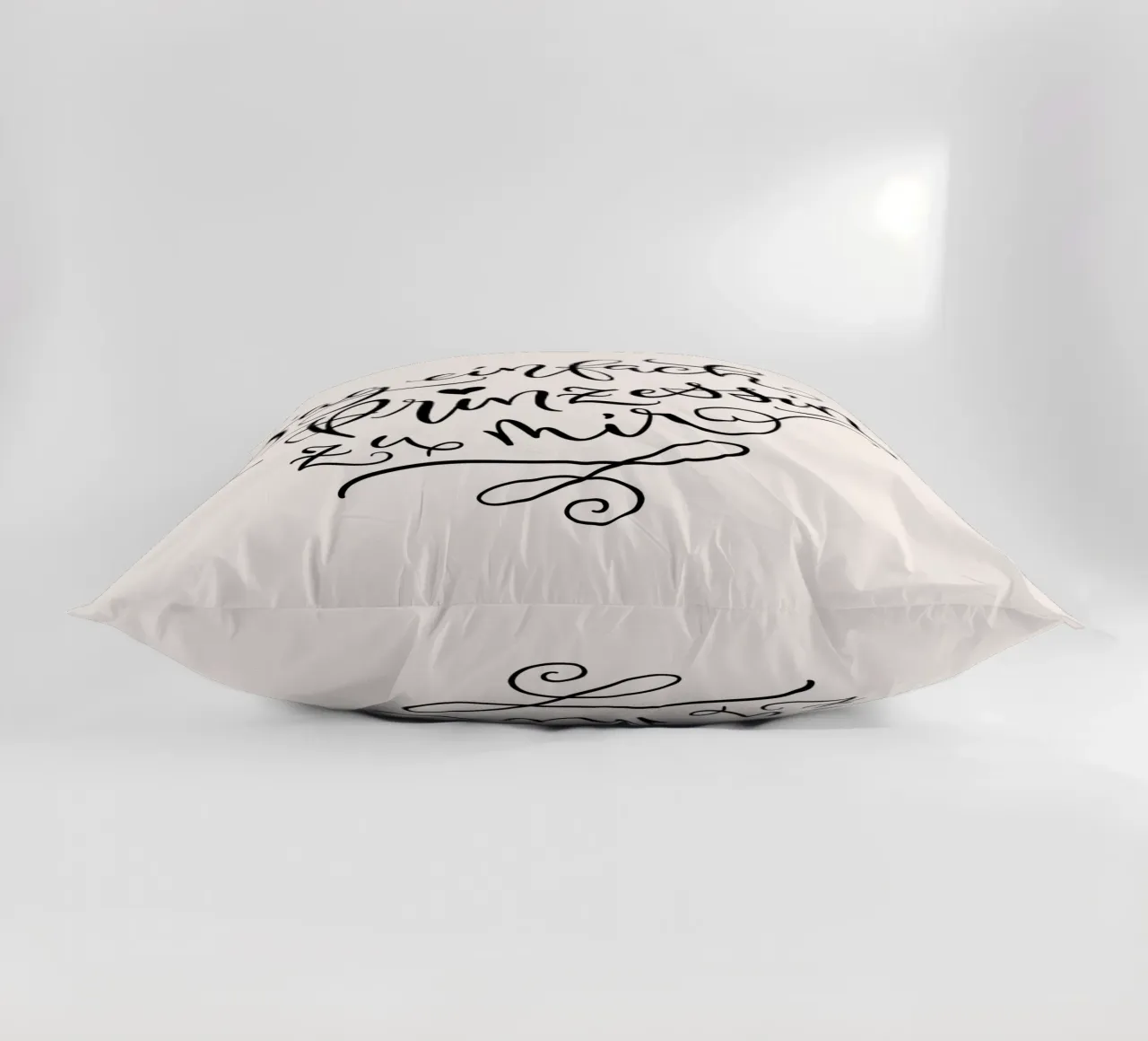Appelle-moi simplement princesse. Slogan amusant. Lettering coussin de CalliLetters