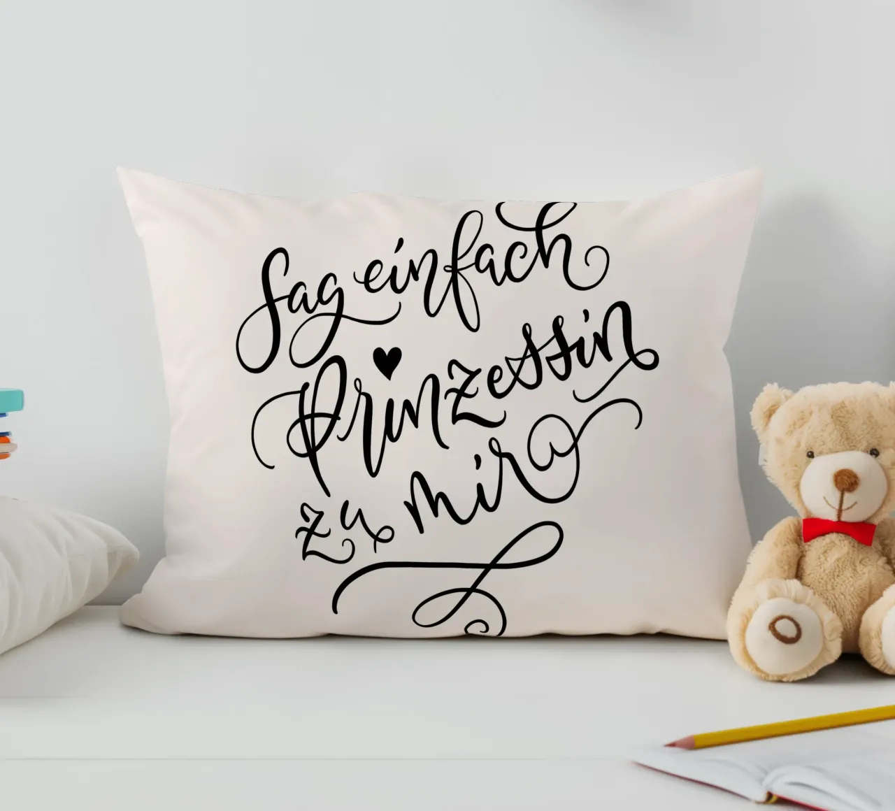 Appelle-moi simplement princesse. Slogan amusant. Lettering coussin de CalliLetters