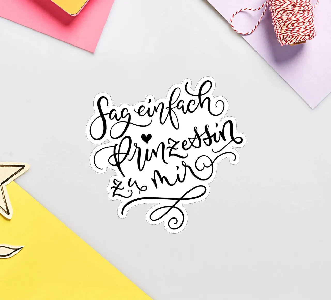 Appelle-moi simplement princesse. Slogan amusant. Lettering autocollant de CalliLetters