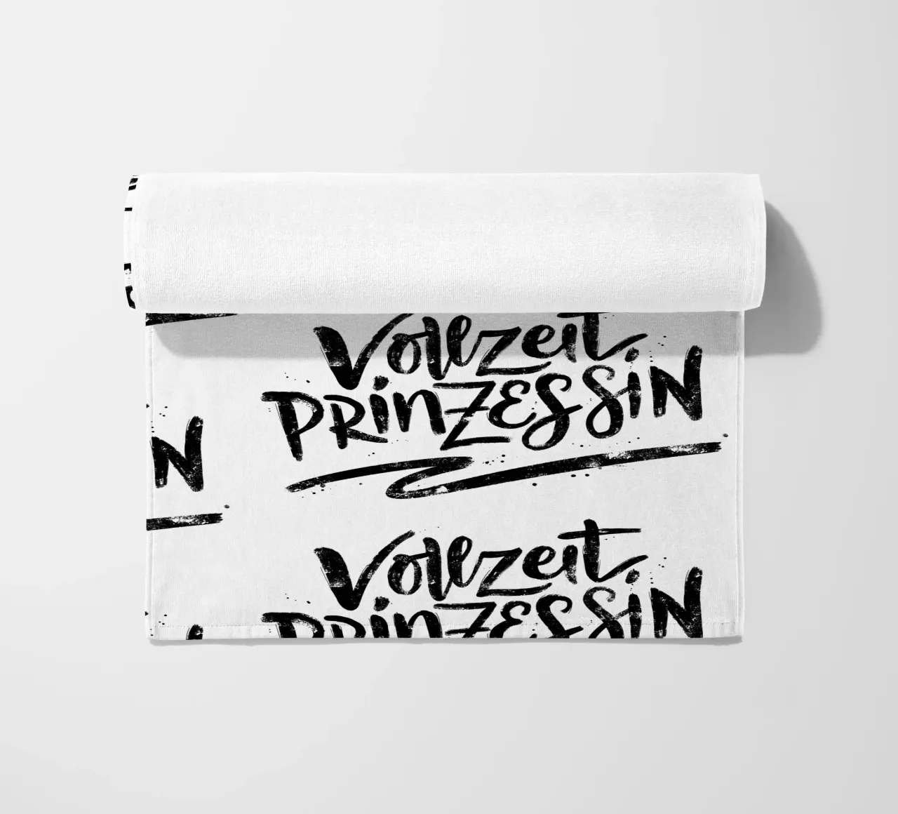 Principessa a tempo pieno. Calligrafia a pennello telo mare da CalliLetters