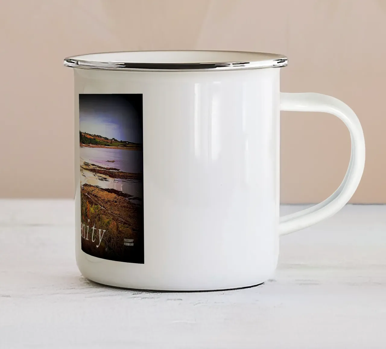 SERENITÀ. tazza in smalto da TYPOGRAPHY BY THIERRY VOBMANN