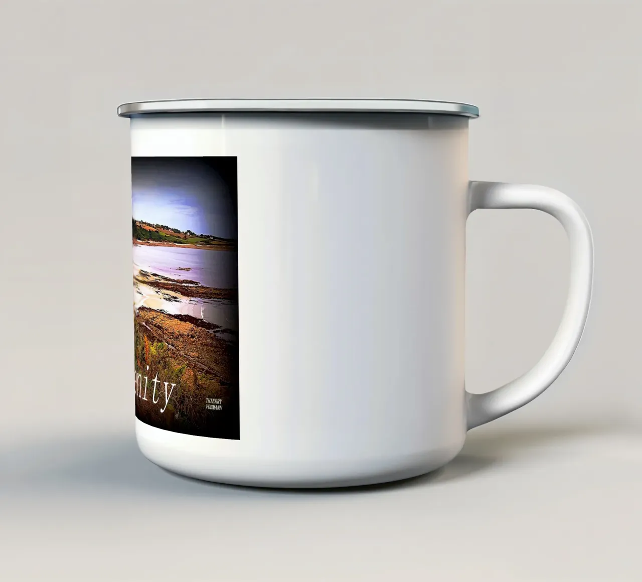 SERENITÀ. tazza in smalto da TYPOGRAPHY BY THIERRY VOBMANN