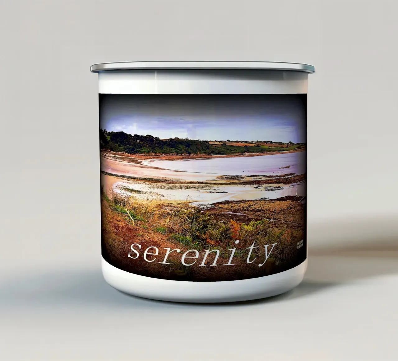 SERENITÀ. tazza in smalto da TYPOGRAPHY BY THIERRY VOBMANN