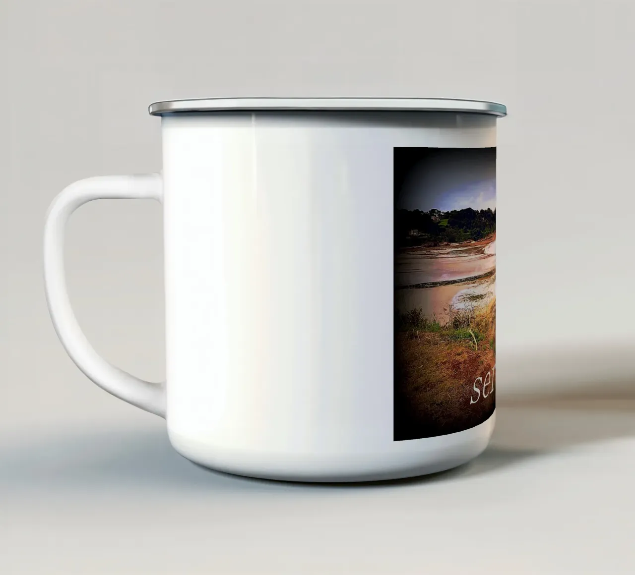 SERENITÀ. tazza in smalto da TYPOGRAPHY BY THIERRY VOBMANN