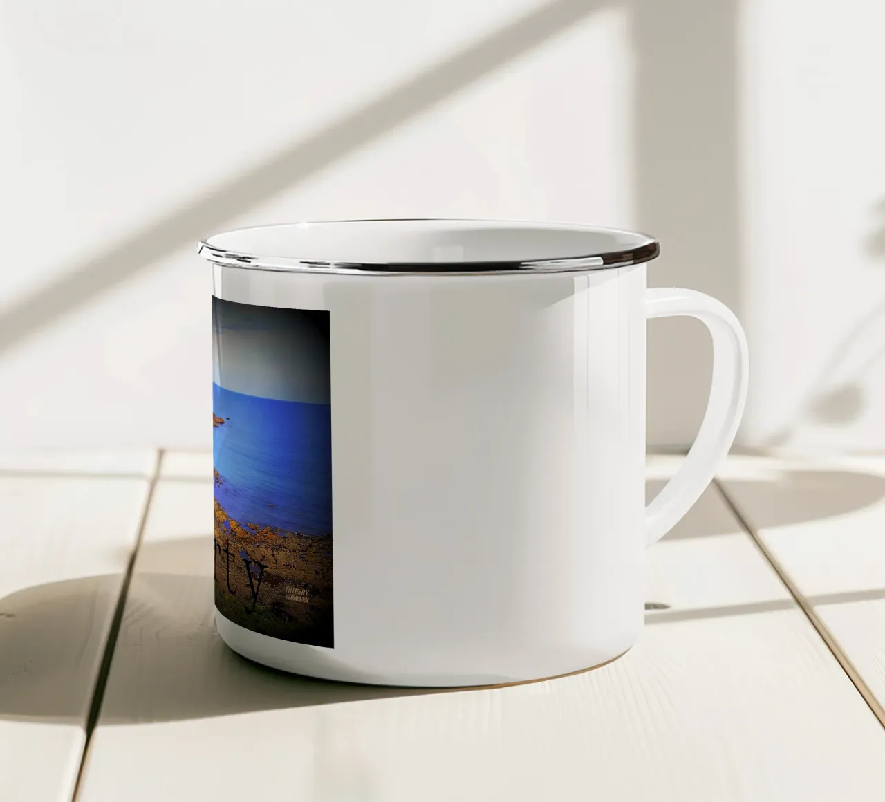 GODETEVI LA LIBERTÀ. tazza in smalto da TYPOGRAPHY BY THIERRY VOBMANN