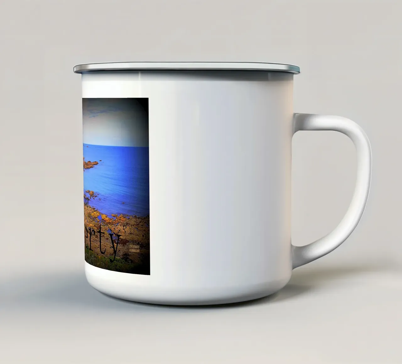 GODETEVI LA LIBERTÀ. tazza in smalto da TYPOGRAPHY BY THIERRY VOBMANN