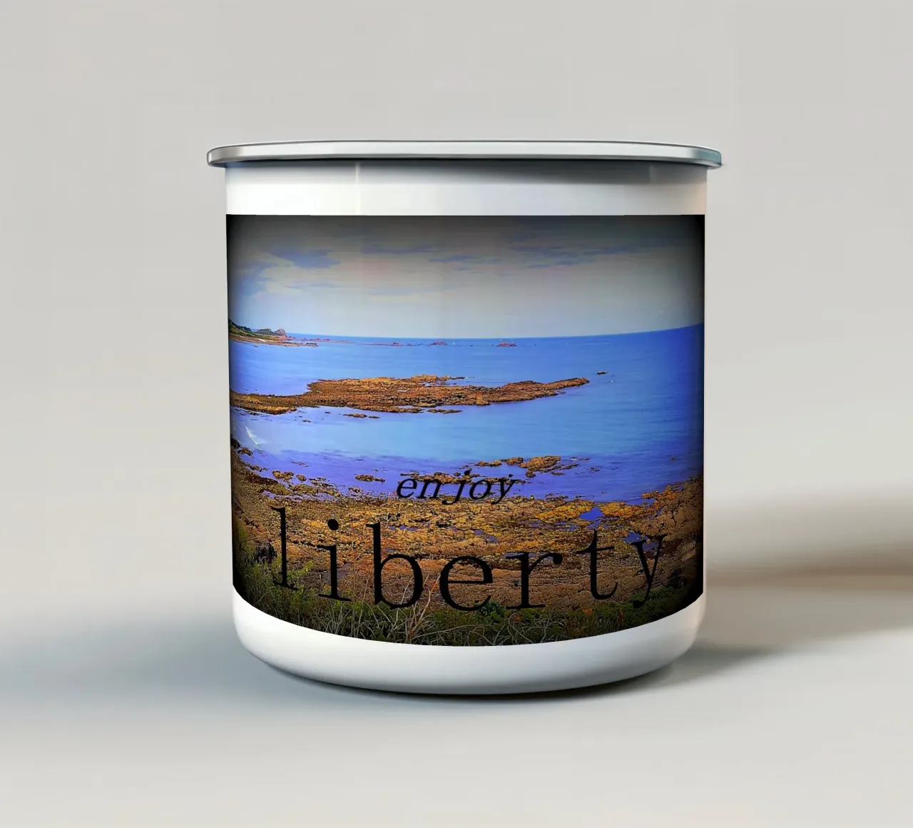 GODETEVI LA LIBERTÀ. tazza in smalto da TYPOGRAPHY BY THIERRY VOBMANN