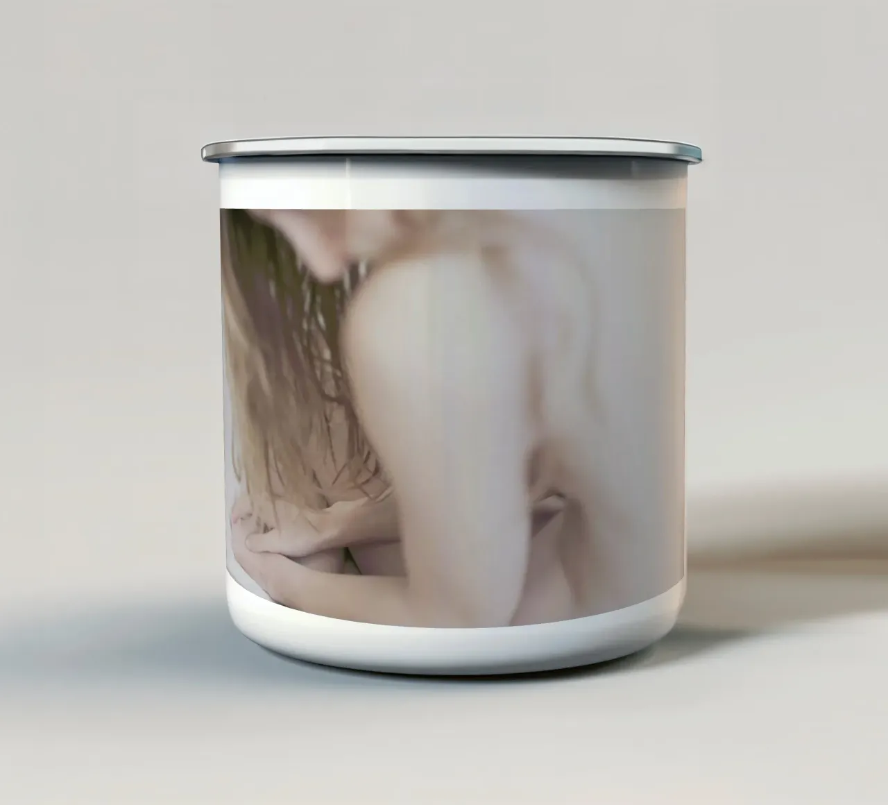 The Silkmoth 3 tazza in smalto da Paul Aidan Perry