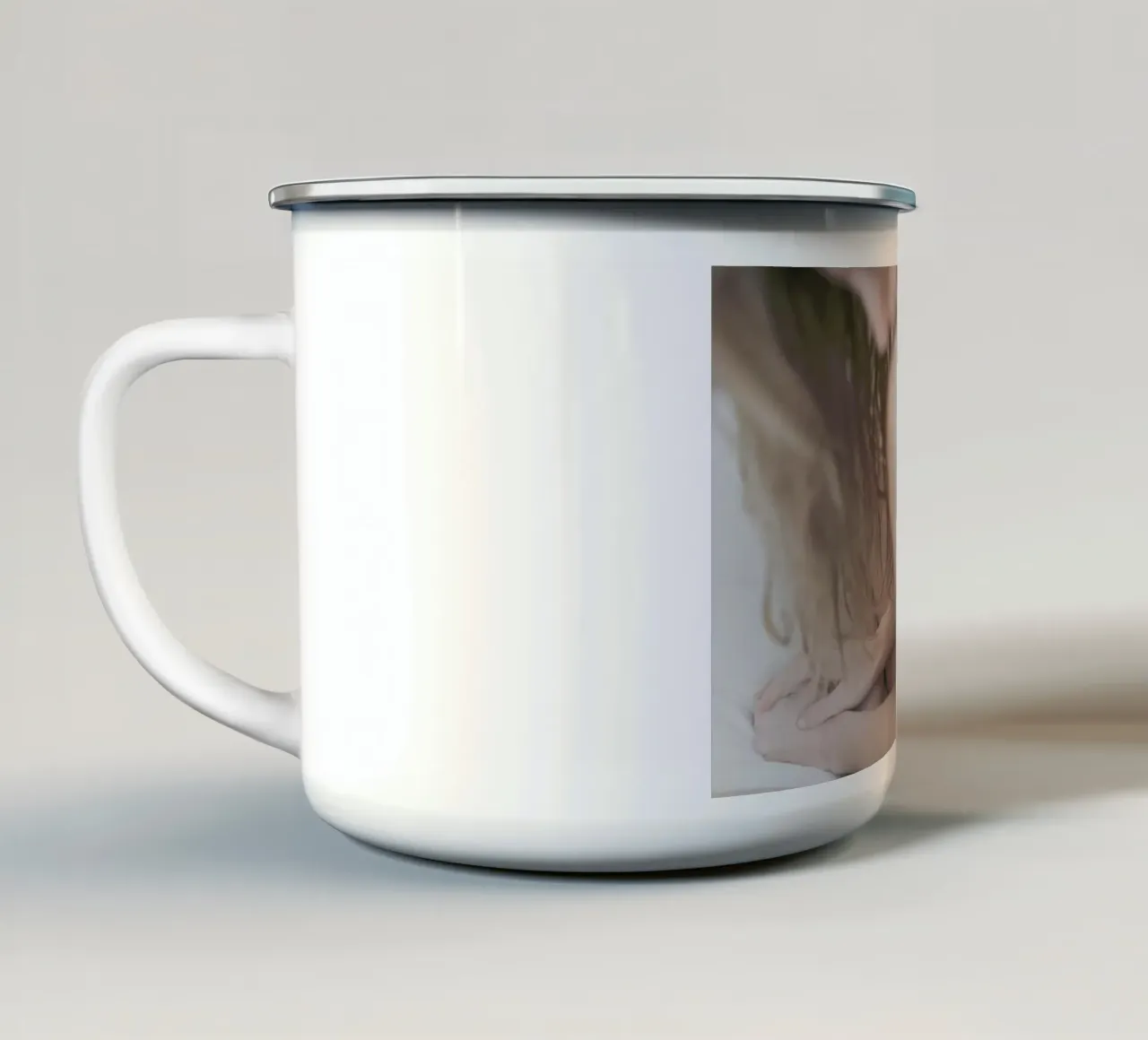 The Silkmoth 3 tazza in smalto da Paul Aidan Perry
