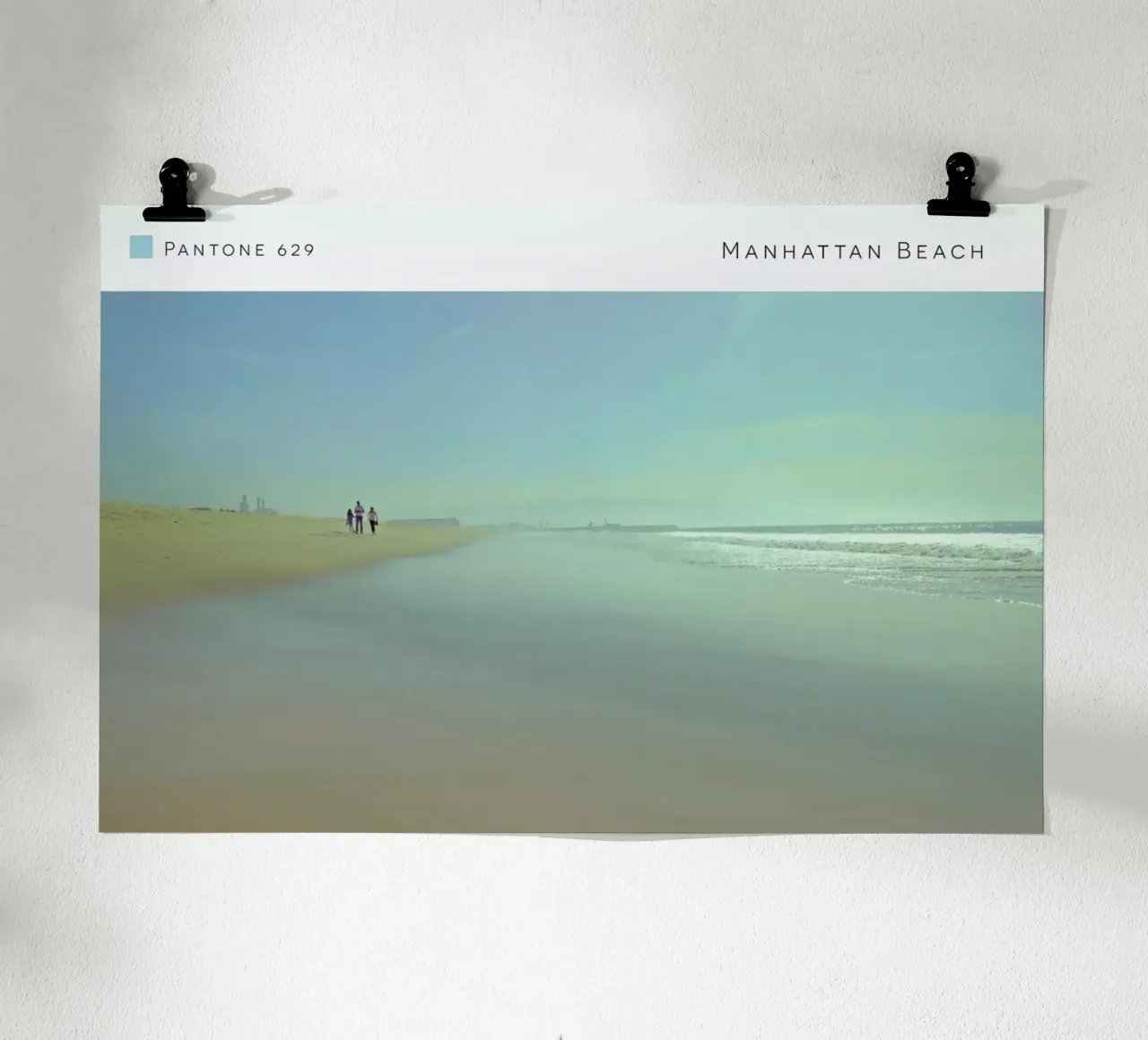 Manhattan Beach Pantone 629 poster con telaio in plastica da In Full Color
