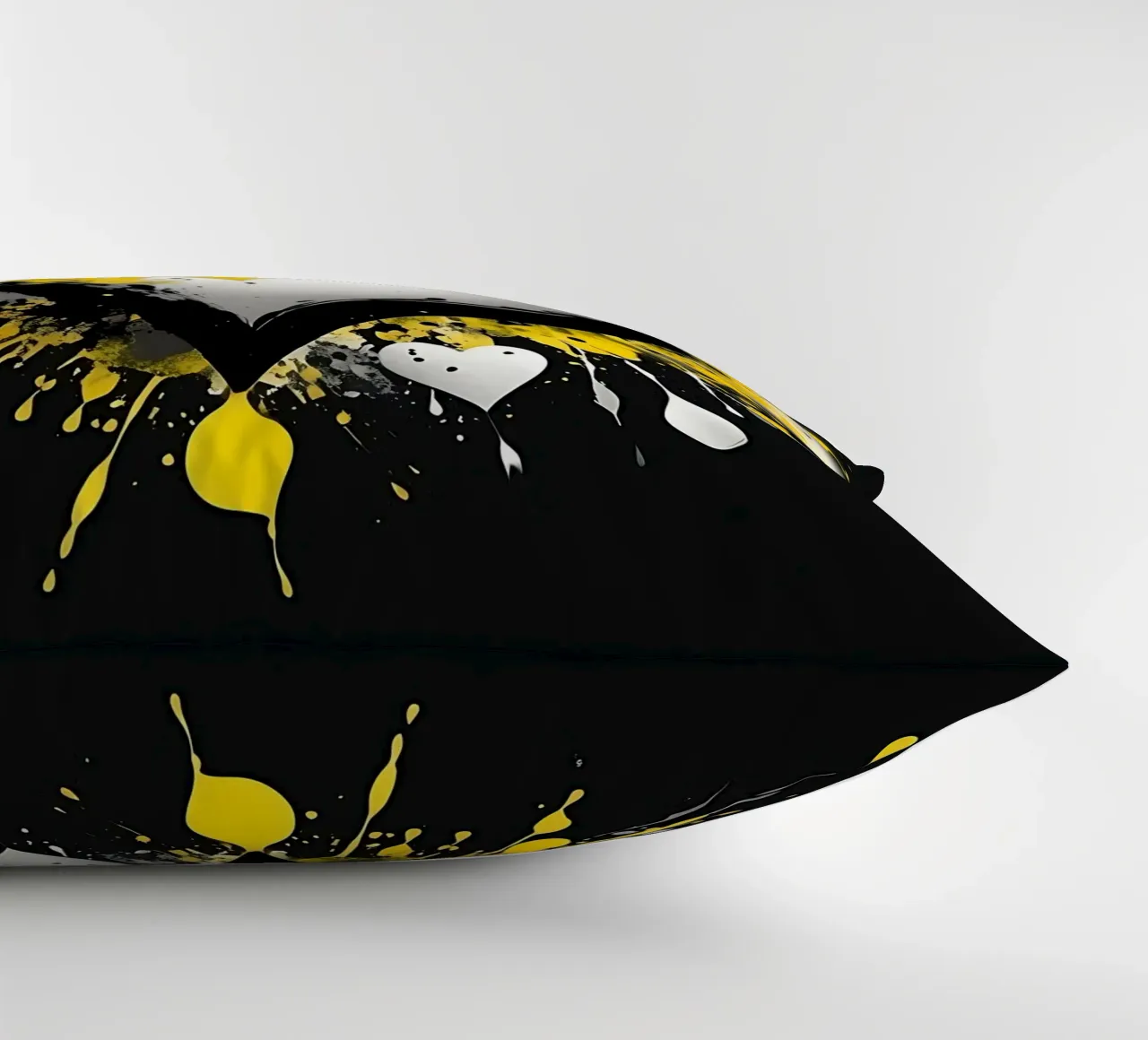 Cuore a macchie di colore nero, giallo cuscino da Farbträume