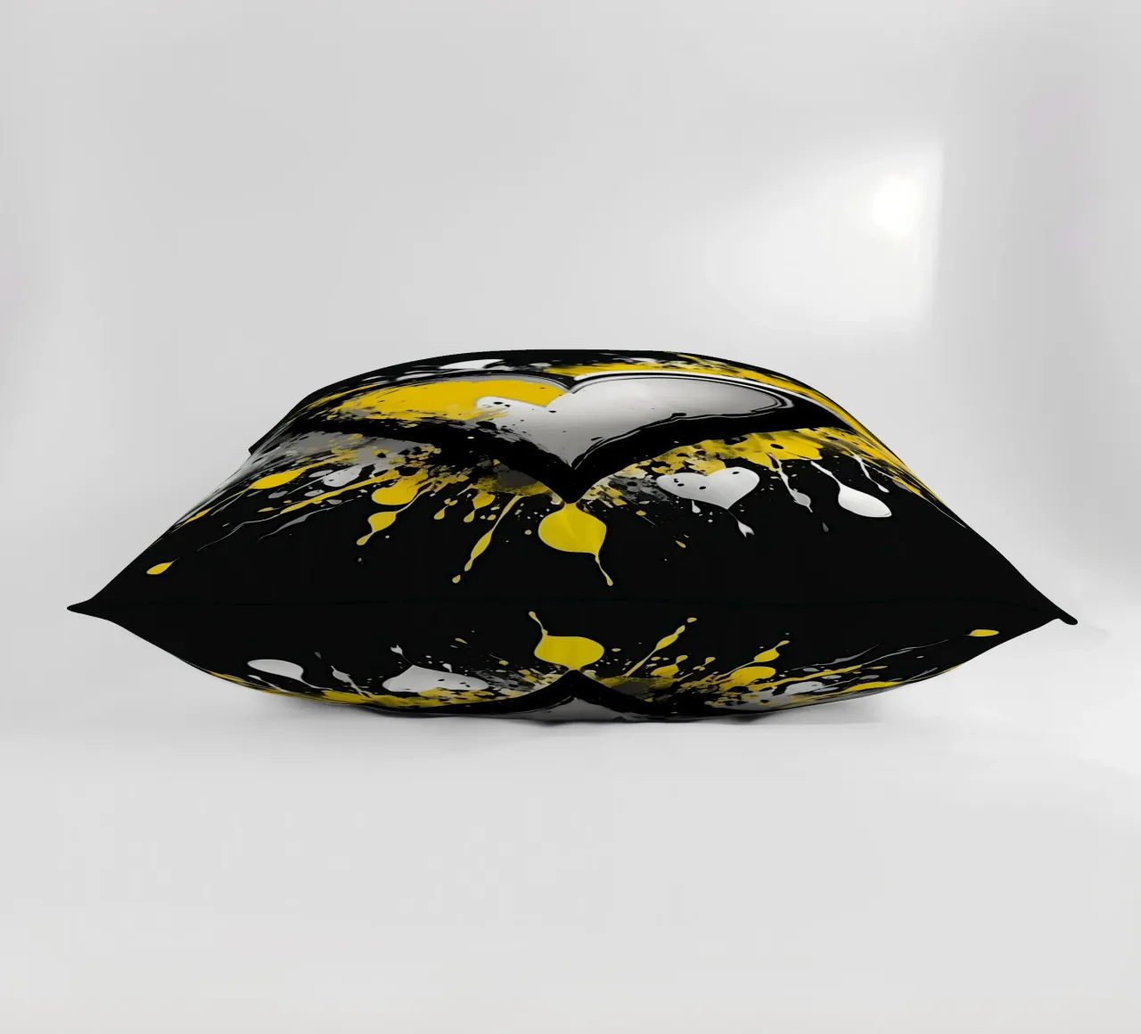Cuore a macchie di colore nero, giallo cuscino da Farbträume