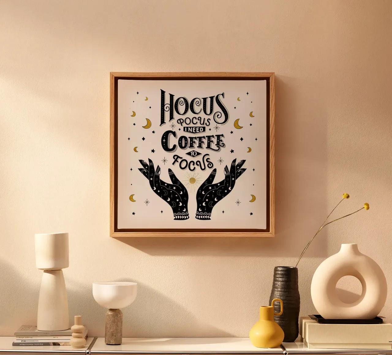 Kaffee-Liebhaber: Hocus Pocus. Ho bisogno di caffè per concentrarmi. tela con Cornice a cassetta da CalliLetters