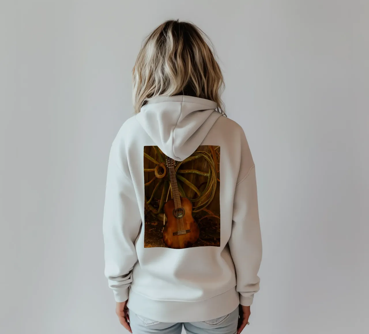 vecchia chitarra con corde rotte felpa con cappuccio da Deemoll