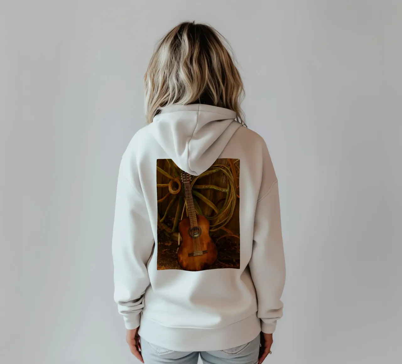 vecchia chitarra con corde rotte felpa con cappuccio da Deemoll