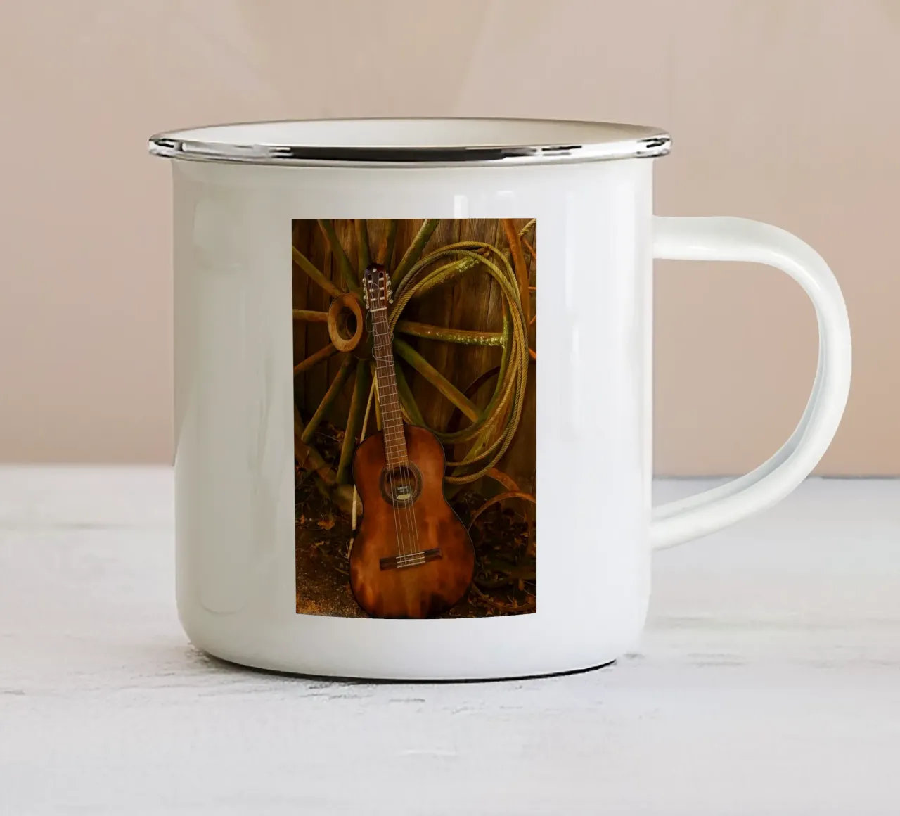 vecchia chitarra con corde rotte tazza in smalto da Deemoll