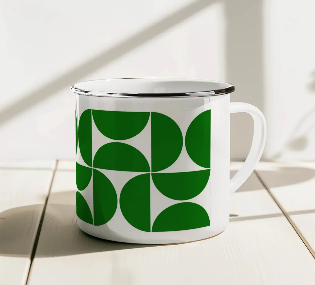 Forme moderne di metà secolo in verde tazza in smalto da Timeless moderna