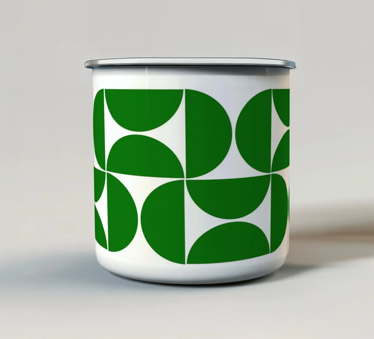 Forme moderne di metà secolo in verde tazza in smalto da Timeless moderna