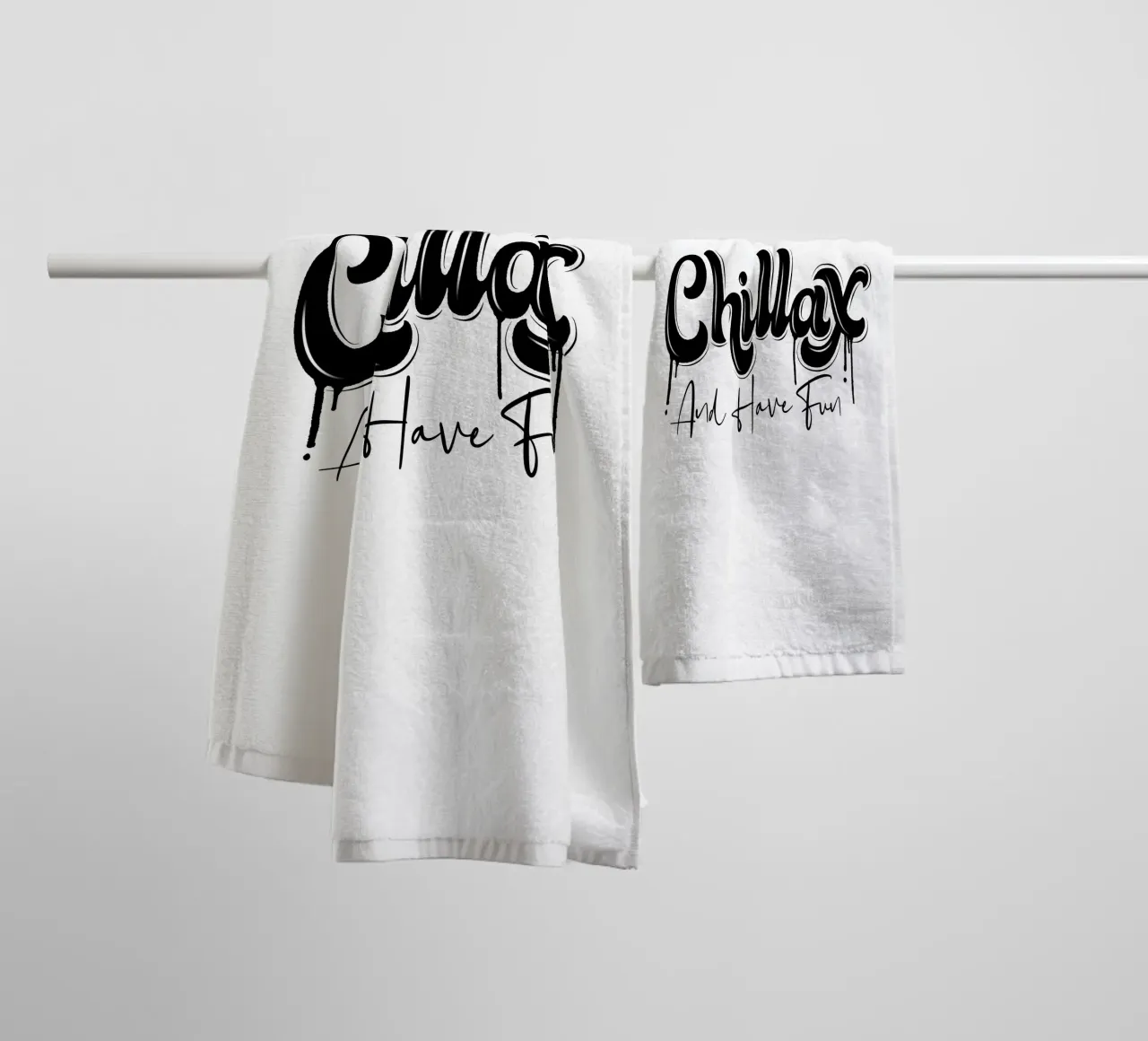 Rilassarsi e rilassarsi. Chillax. Stile di strada e un po' di graffiti asciugamano da bagno da CalliLetters