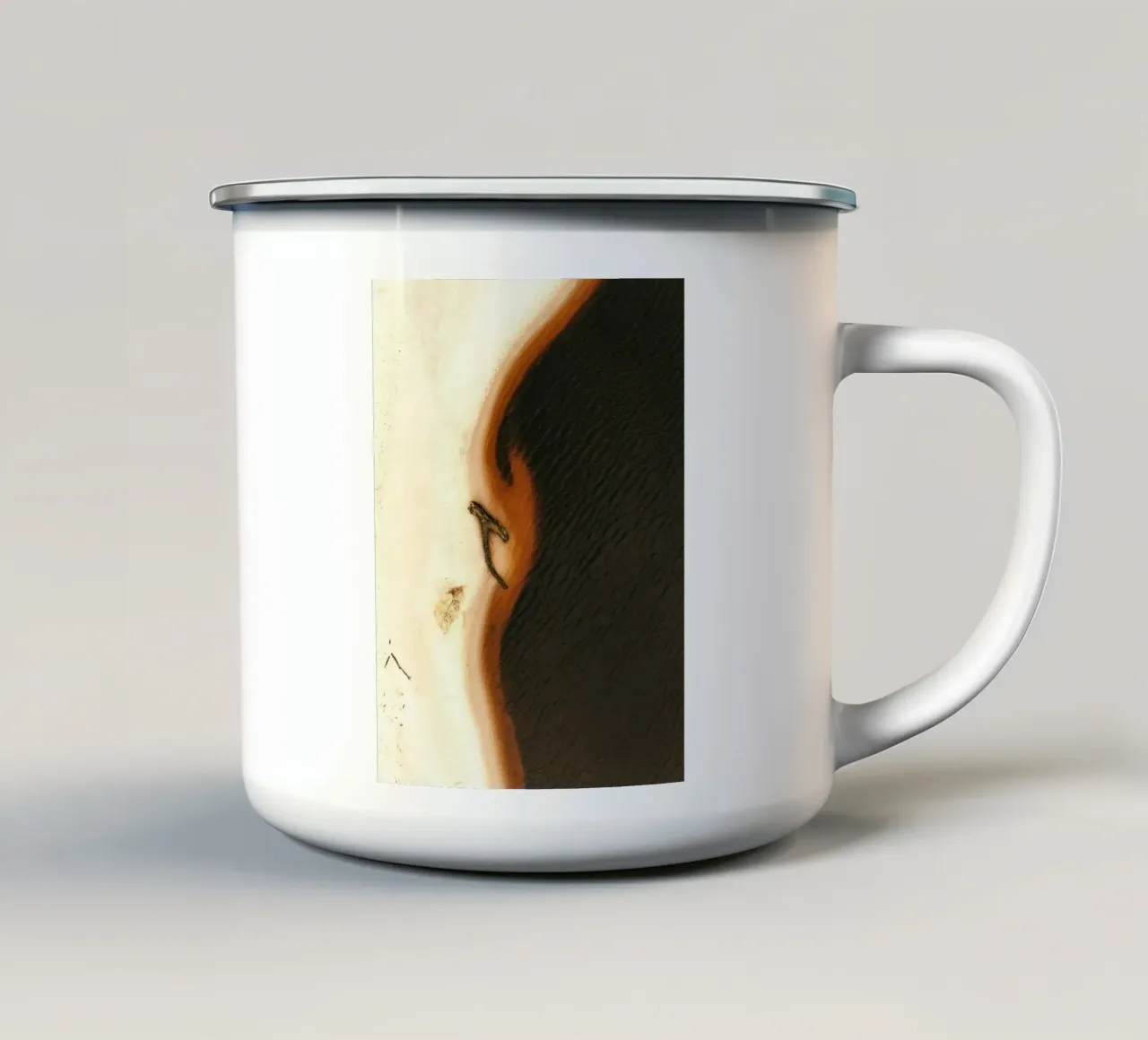 Spiaggia di sabbia nera tazza in smalto da Nature's Palette