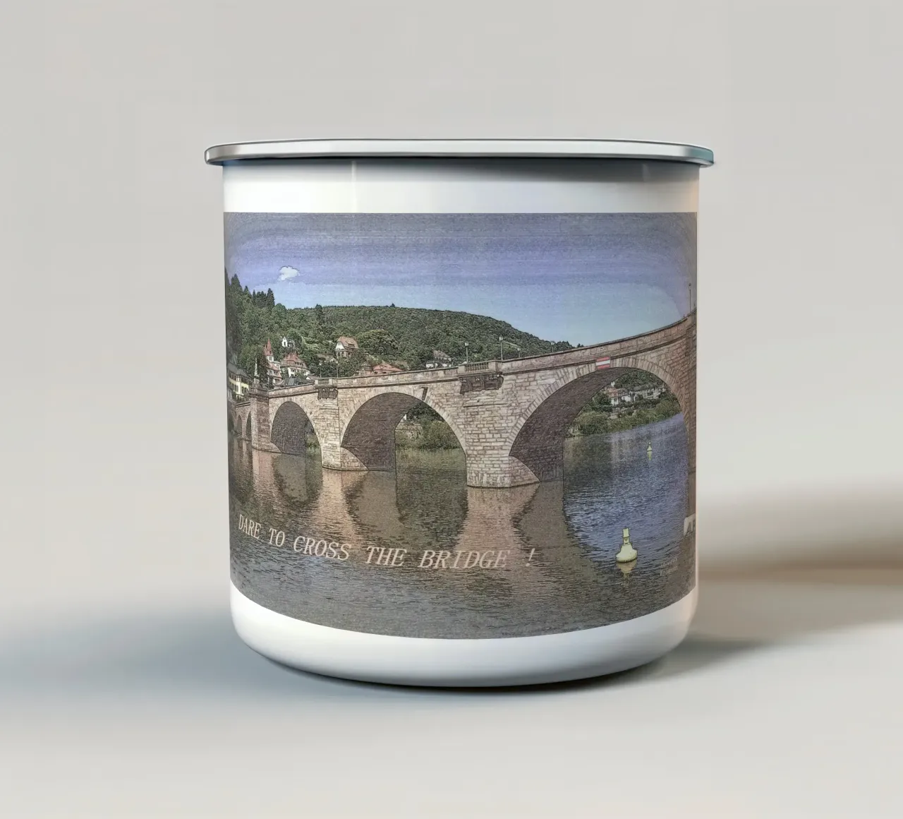 OSARE ATTRAVERSARE IL PONTE. tazza in smalto da TYPOGRAPHY BY THIERRY VOBMANN