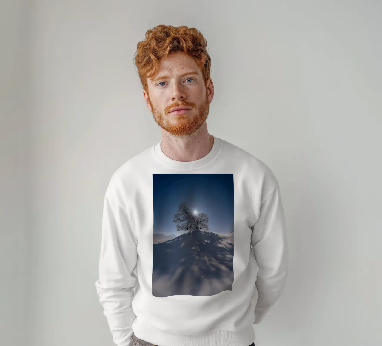 Albero coperto di neve felpa da lesuki