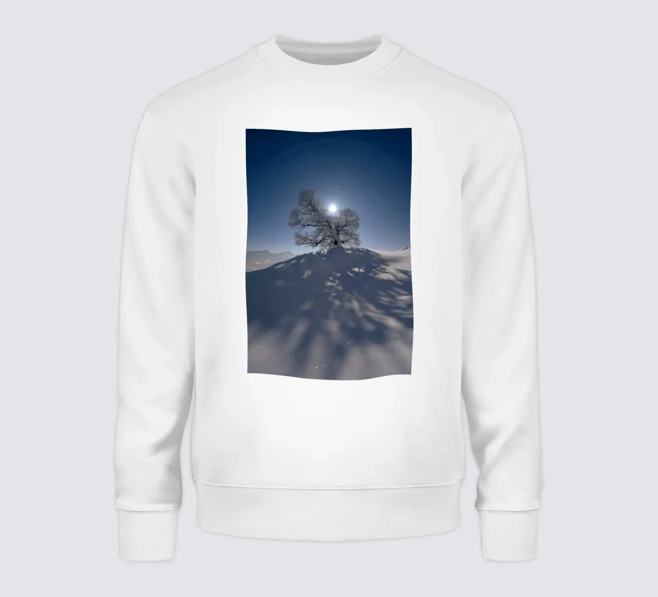 Albero coperto di neve felpa da lesuki