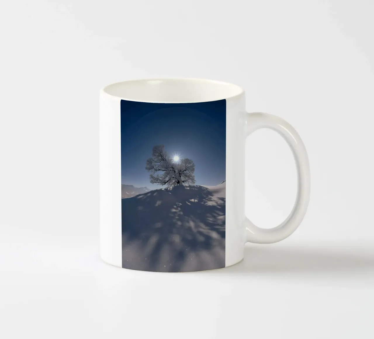 Albero coperto di neve tazza in ceramica da lesuki