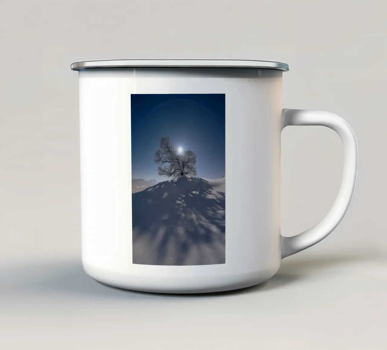 Albero coperto di neve tazza in smalto da lesuki