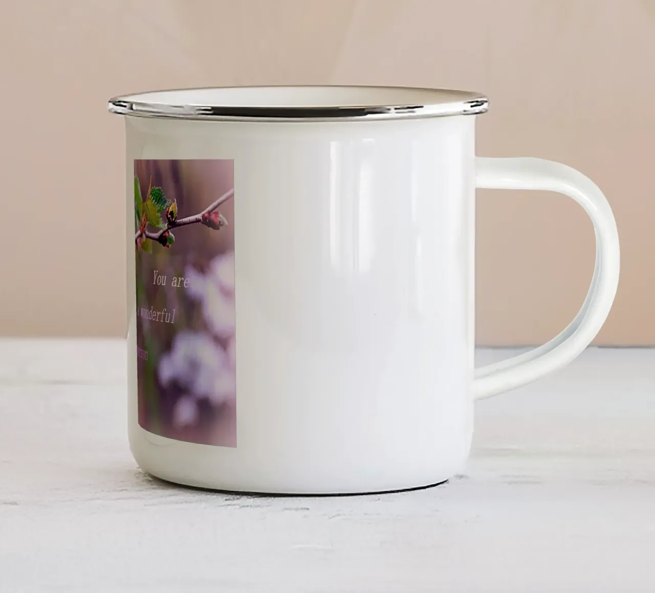 LEI È UNA PERSONA MERAVIGLIOSA. tazza in smalto da TYPOGRAPHY BY THIERRY VOBMANN