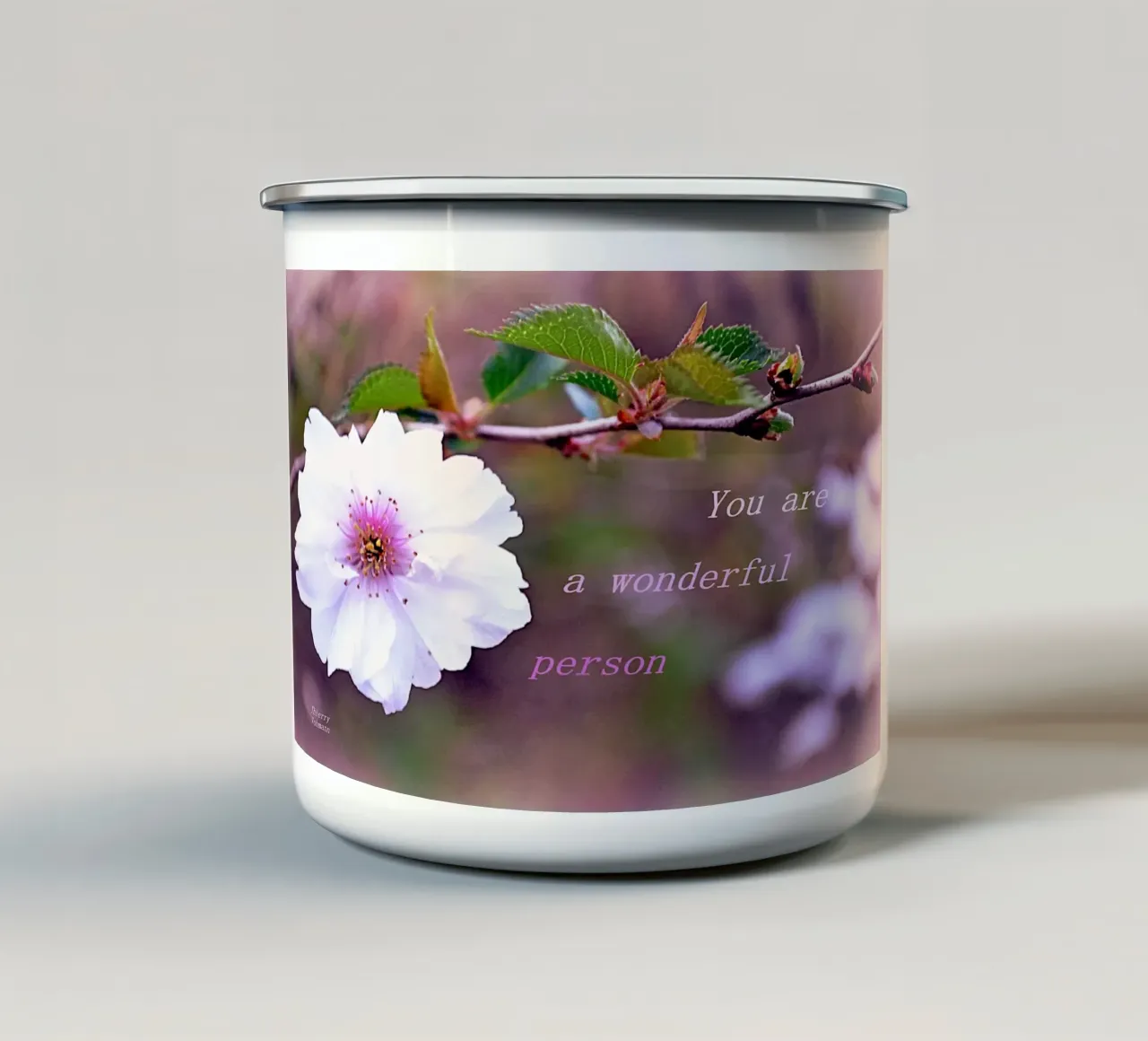 LEI È UNA PERSONA MERAVIGLIOSA. tazza in smalto da TYPOGRAPHY BY THIERRY VOBMANN