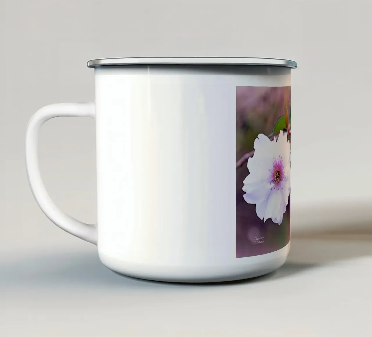 LEI È UNA PERSONA MERAVIGLIOSA. tazza in smalto da TYPOGRAPHY BY THIERRY VOBMANN