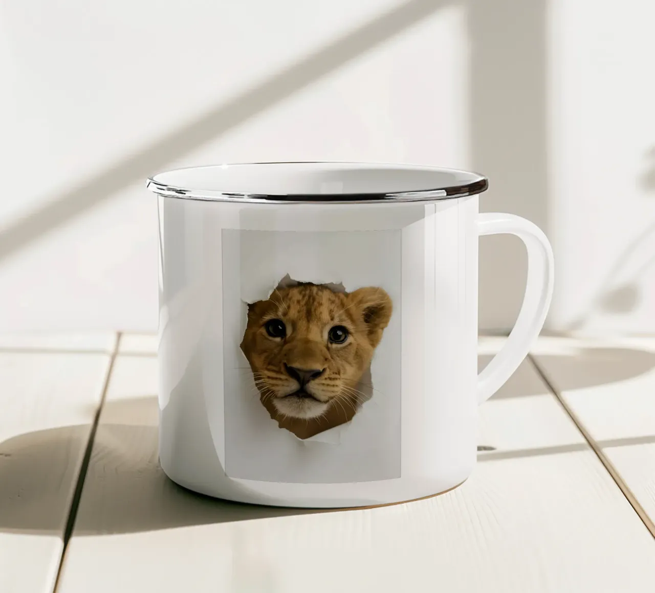 Schattig leeuwenwelpje gluurt door gescheurd papieren kunstwerk emaille mok van Cut-out Critter Gallery