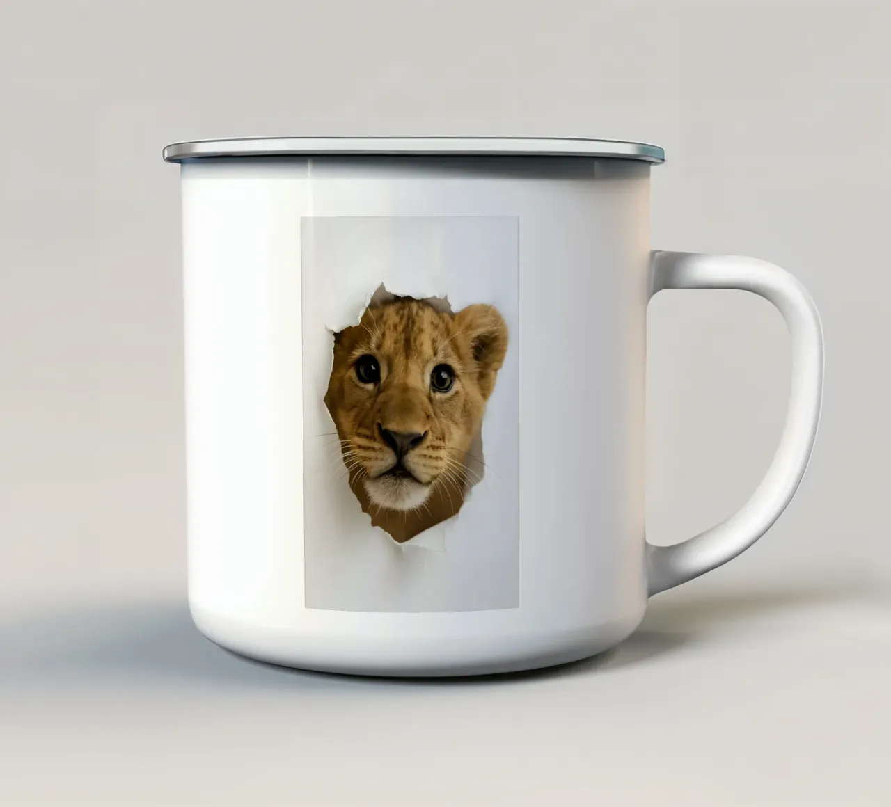 Schattig leeuwenwelpje gluurt door gescheurd papieren kunstwerk emaille mok van Cut-out Critter Gallery