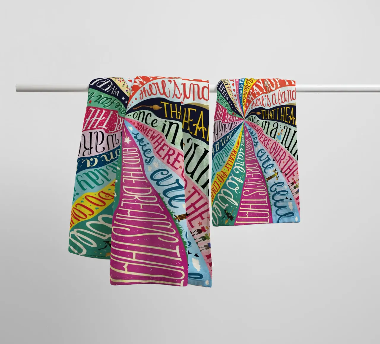 Over the Rainbow - Draw Me A Song Project asciugamano da bagno da Nour Tohme