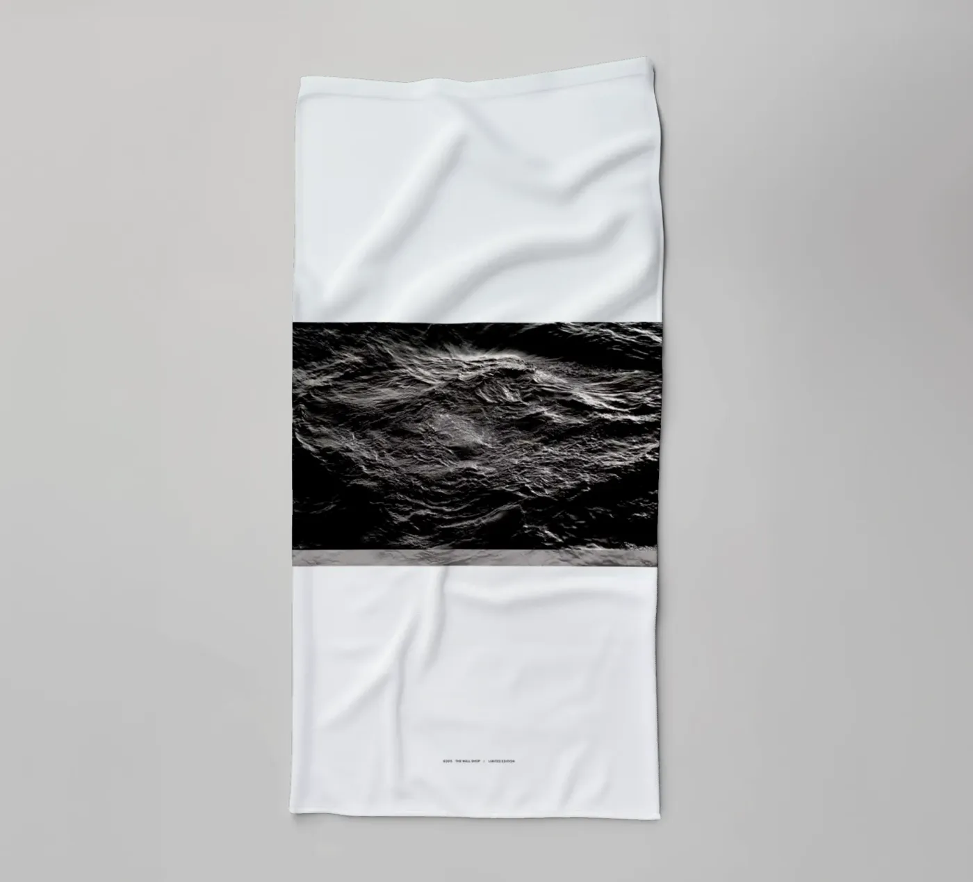 Storm badhanddoek van The Wall Shop