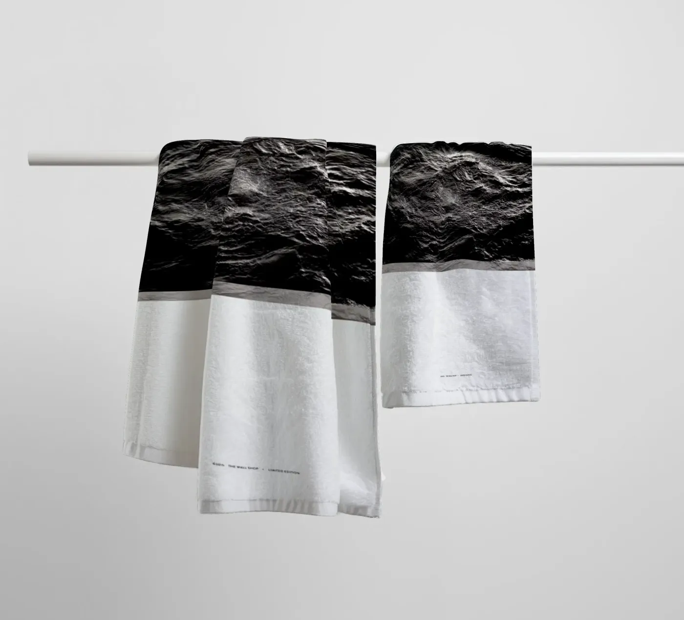 Storm badhanddoek van The Wall Shop