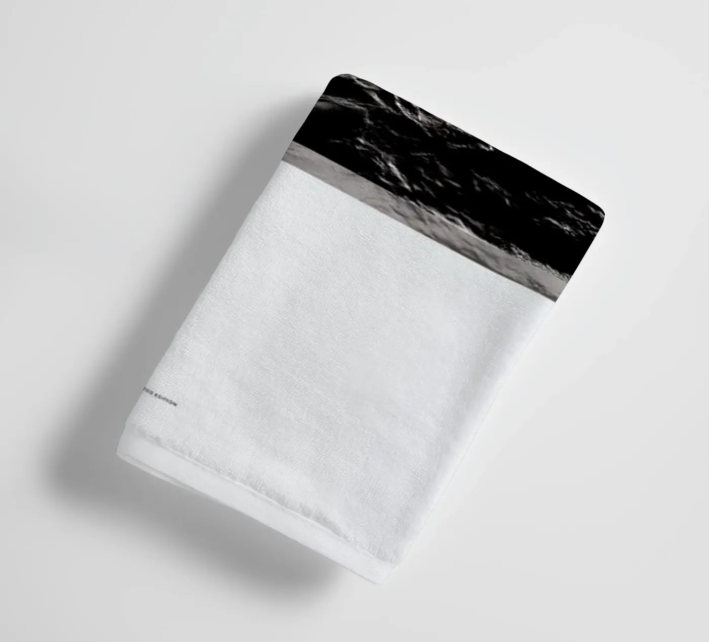 Storm badhanddoek van The Wall Shop