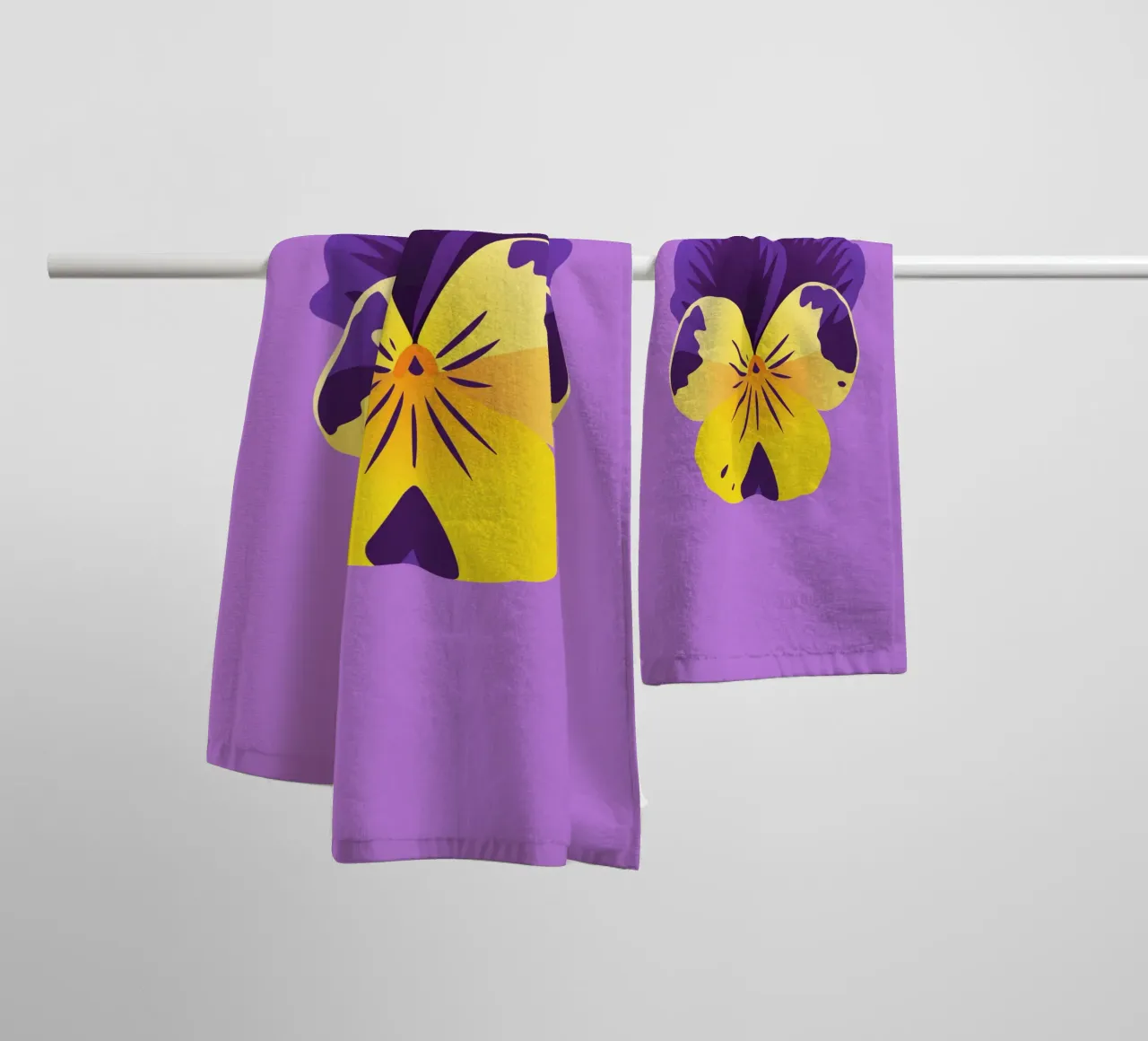 Pensée jaune et violette serviette de bain de Bwiser