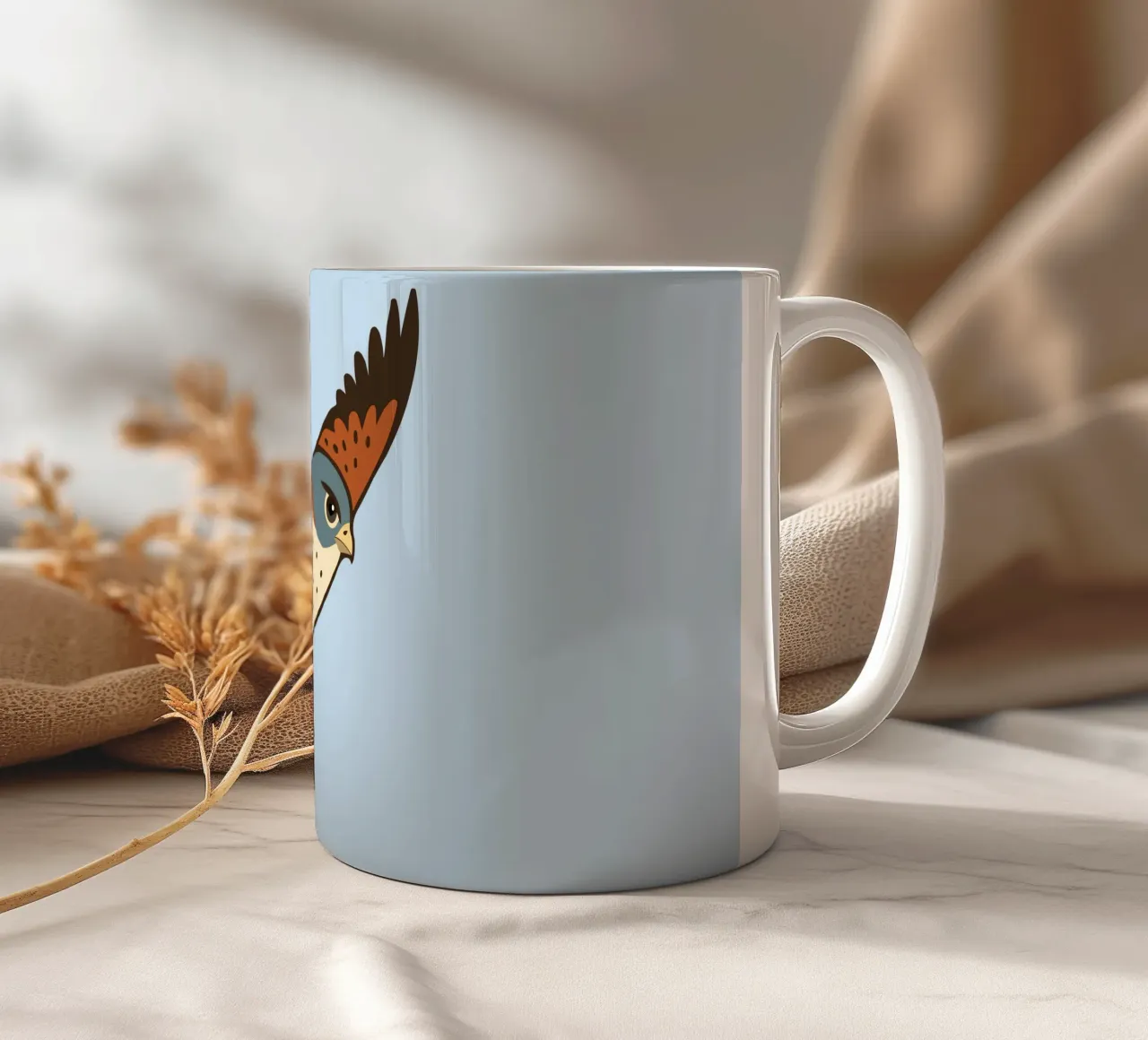 Un gheppio in volo tazza in ceramica da Bwiser