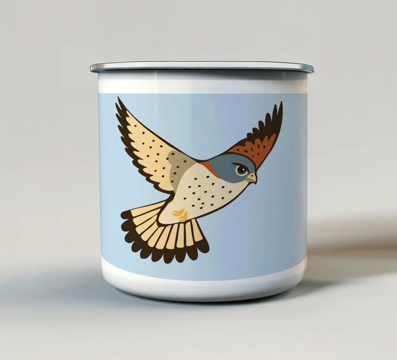 Un gheppio in volo tazza in smalto da Bwiser