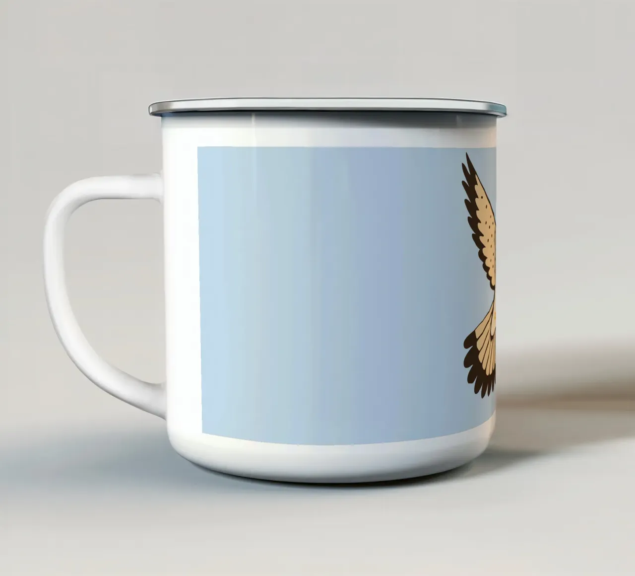 Un gheppio in volo tazza in smalto da Bwiser