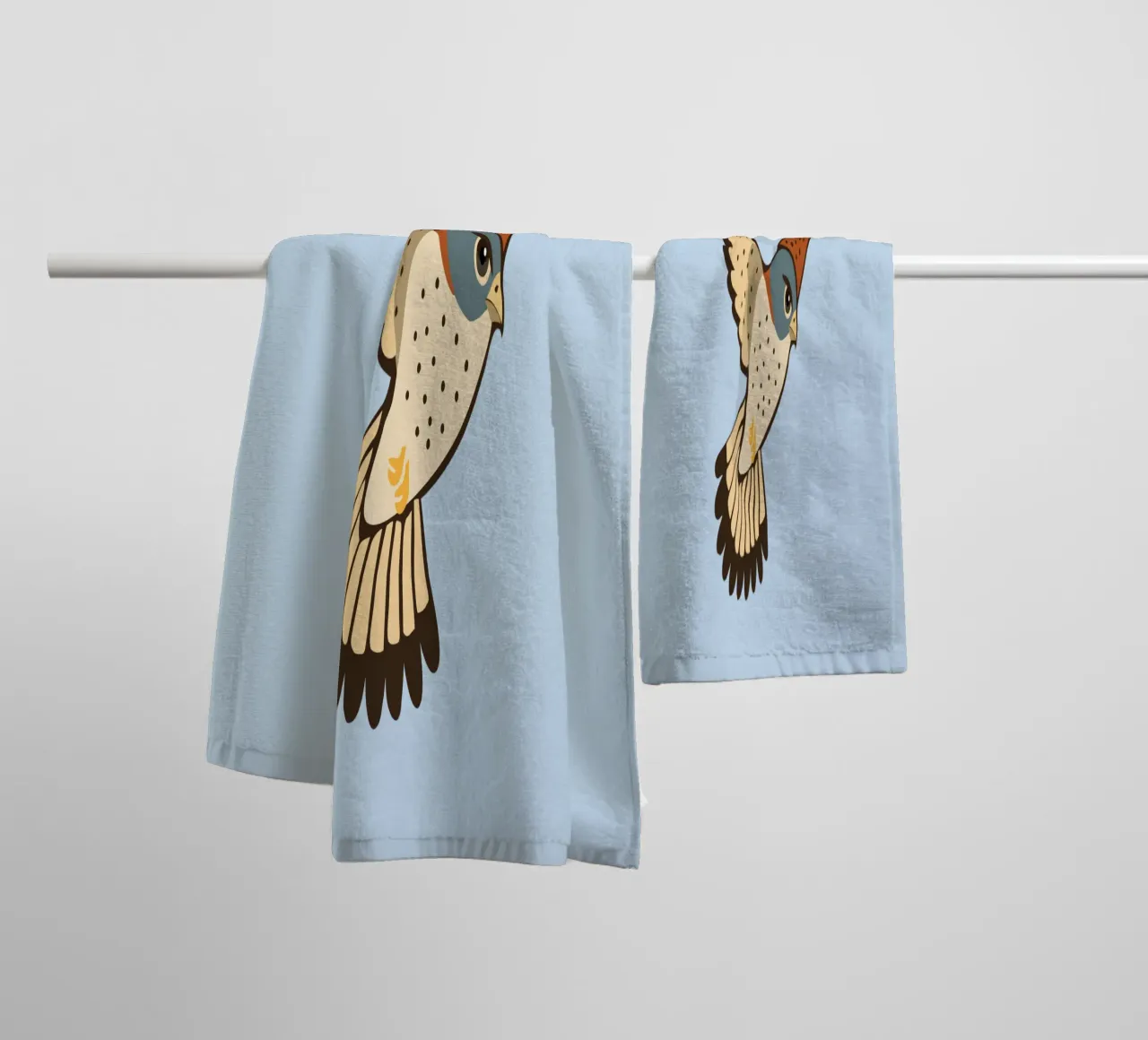 Un gheppio in volo asciugamano da bagno da Bwiser