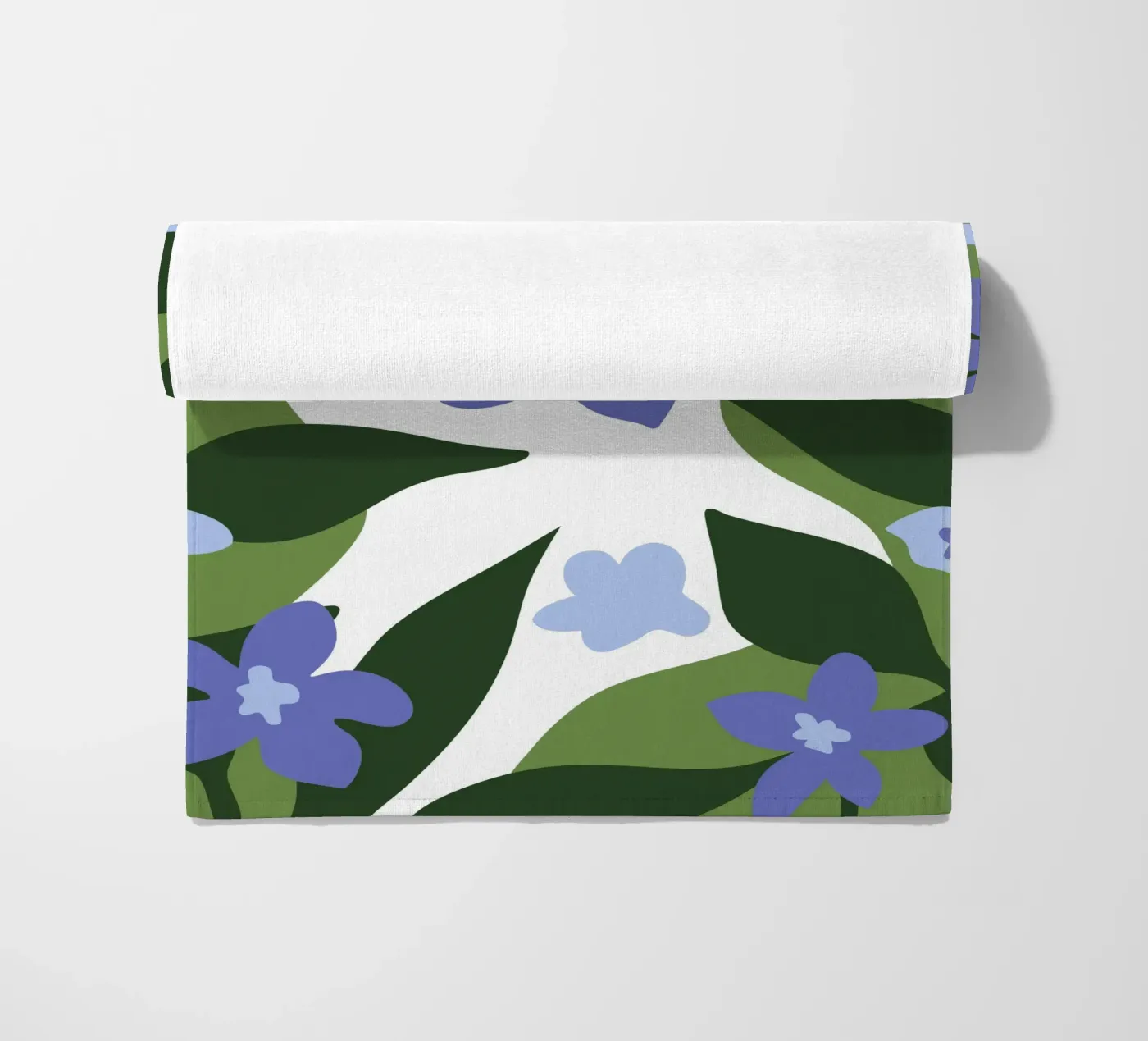 Blaue Blume Muster Strandtuch von SPECIAL FLOWER PATTERNS