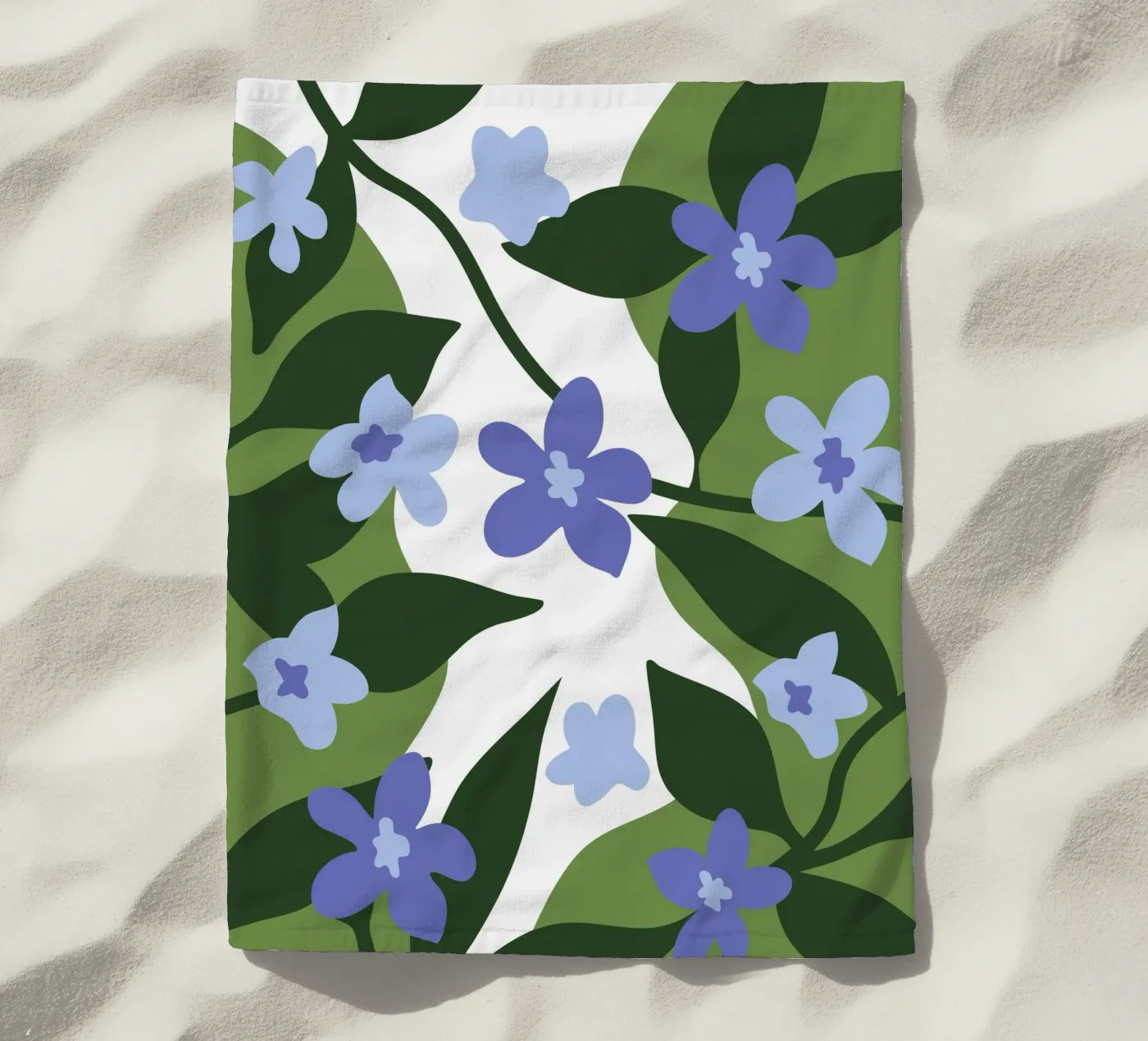 Blaue Blume Muster Strandtuch von SPECIAL FLOWER PATTERNS