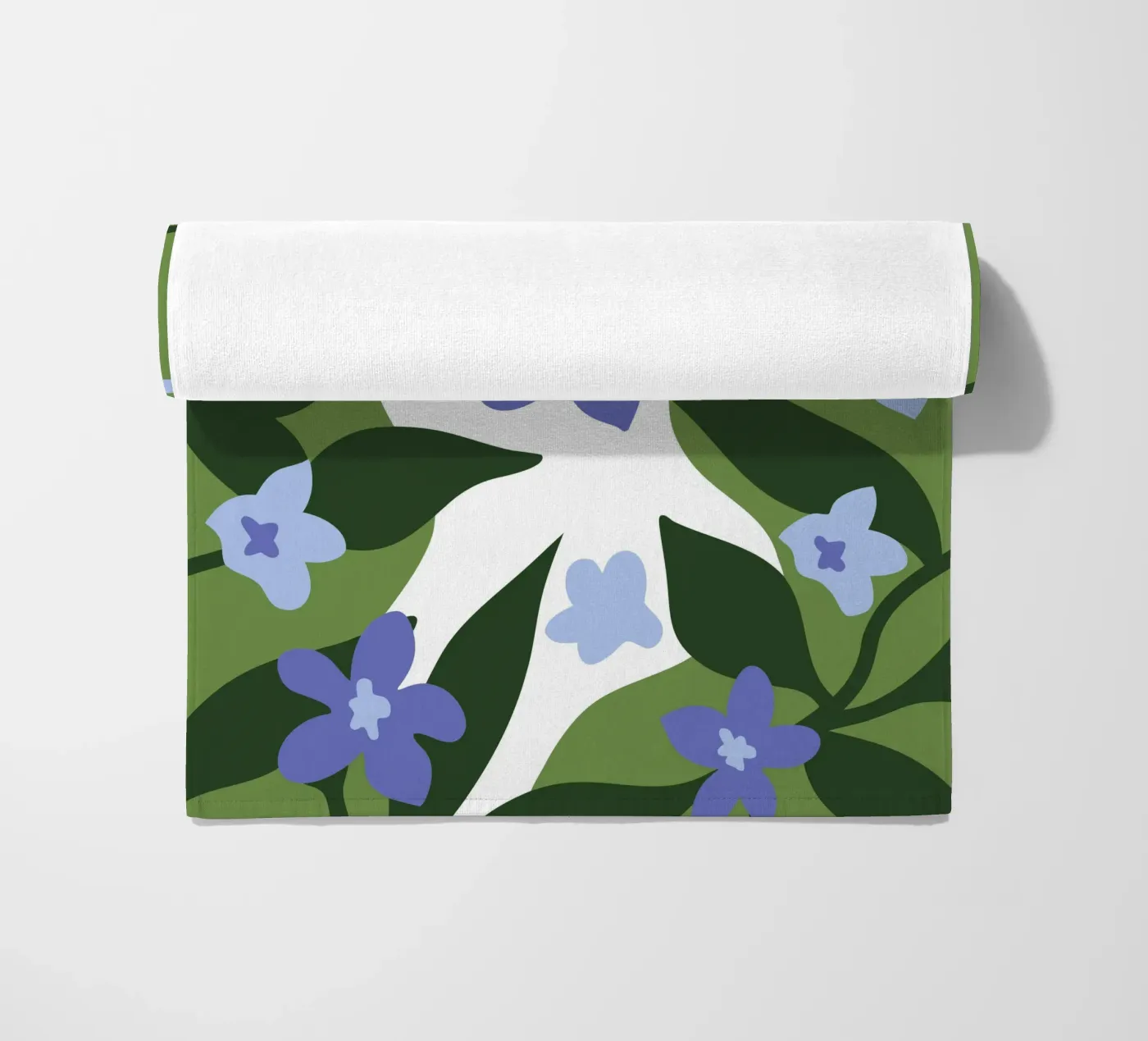 Blaue Blume Muster Strandtuch von SPECIAL FLOWER PATTERNS