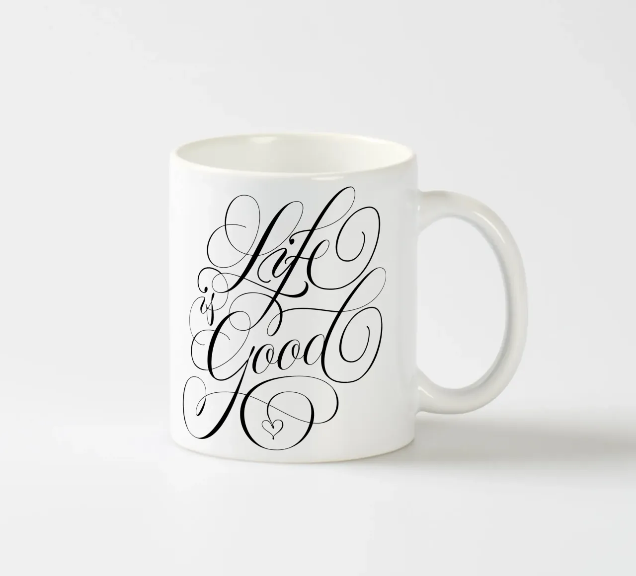 Calligrafia. Bianco e nero. La vita è bella. Con il cuore. tazza in ceramica da CalliLetters