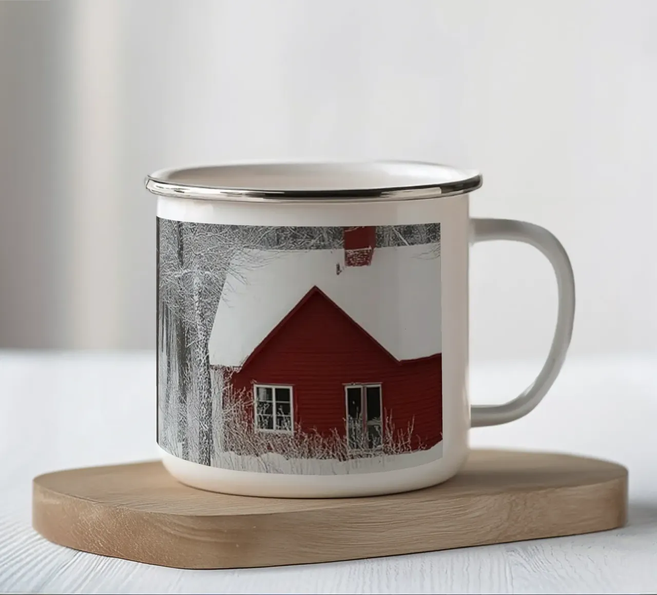 Red Cabin Winter - Una tranquilla scena di neve tazza in smalto da Christmas Vibes 2025